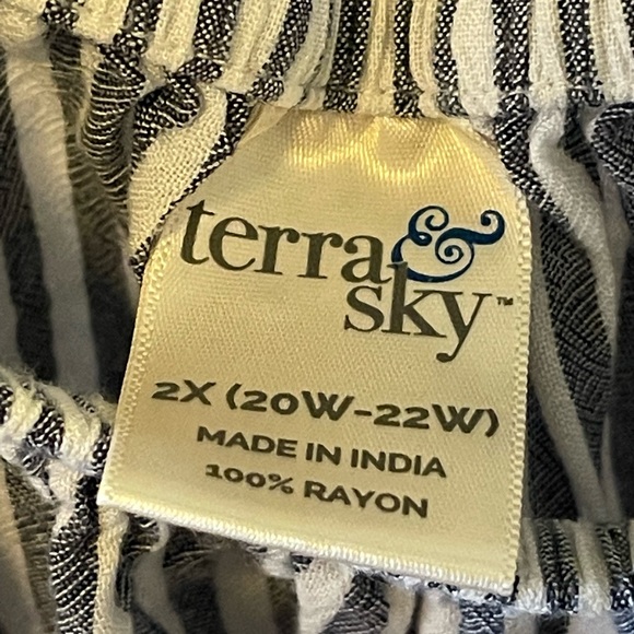 Terra & Sky Womens Plus Sz 2X (20W-22W) Gray White Stripe Blouse - Picture 3 of 3
